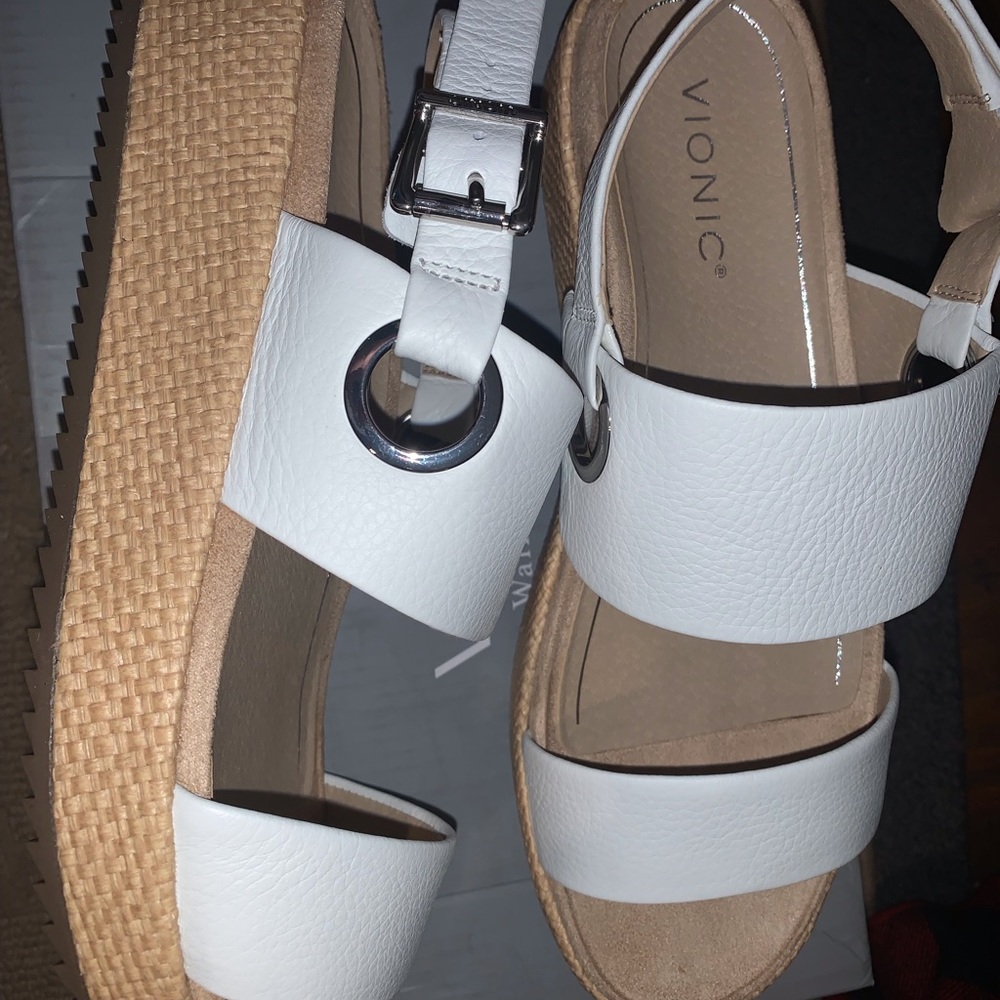 Vionic Wedges 9 - Picture 3 of 3